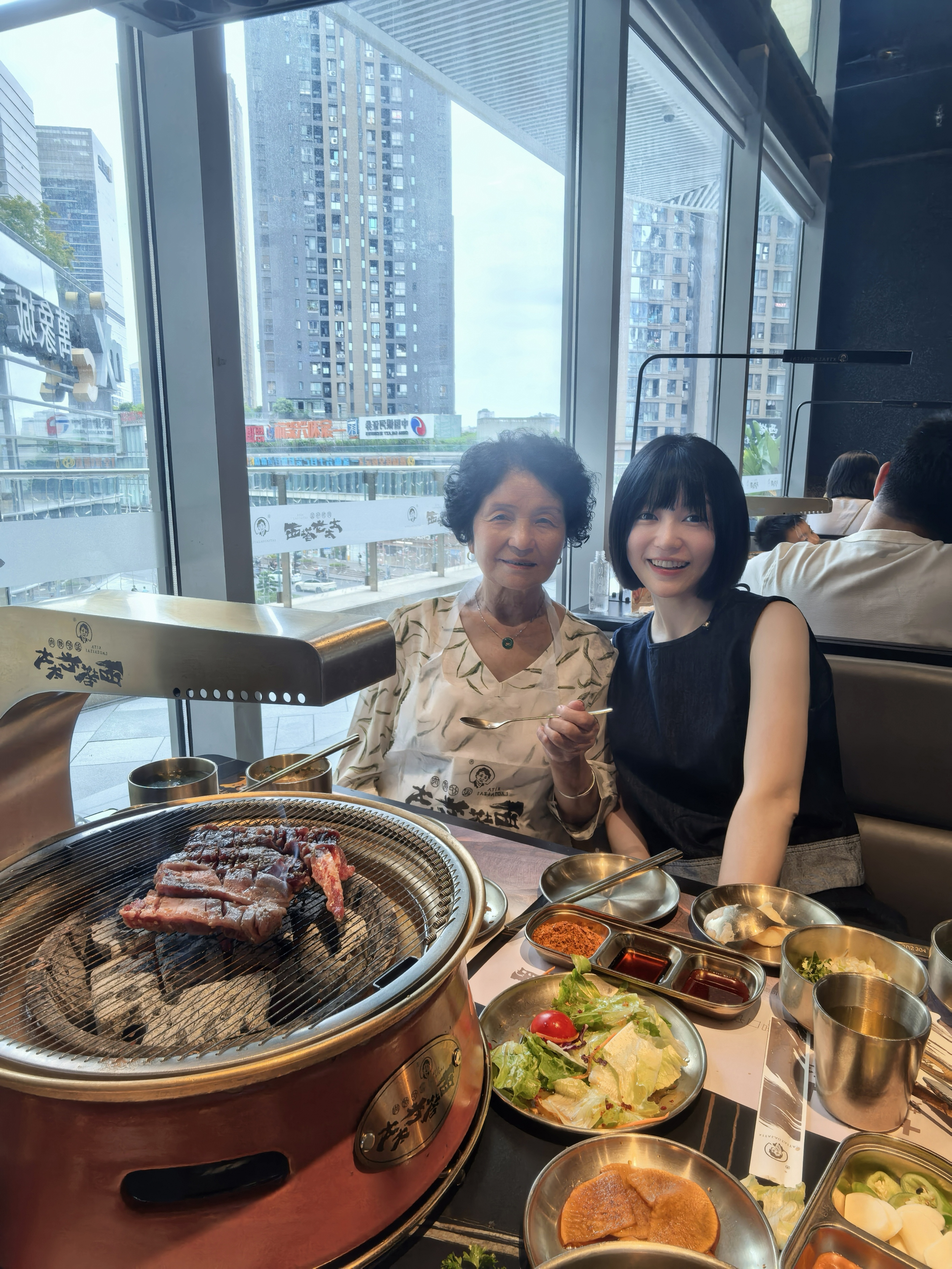 小可以和外婆一起吃饭