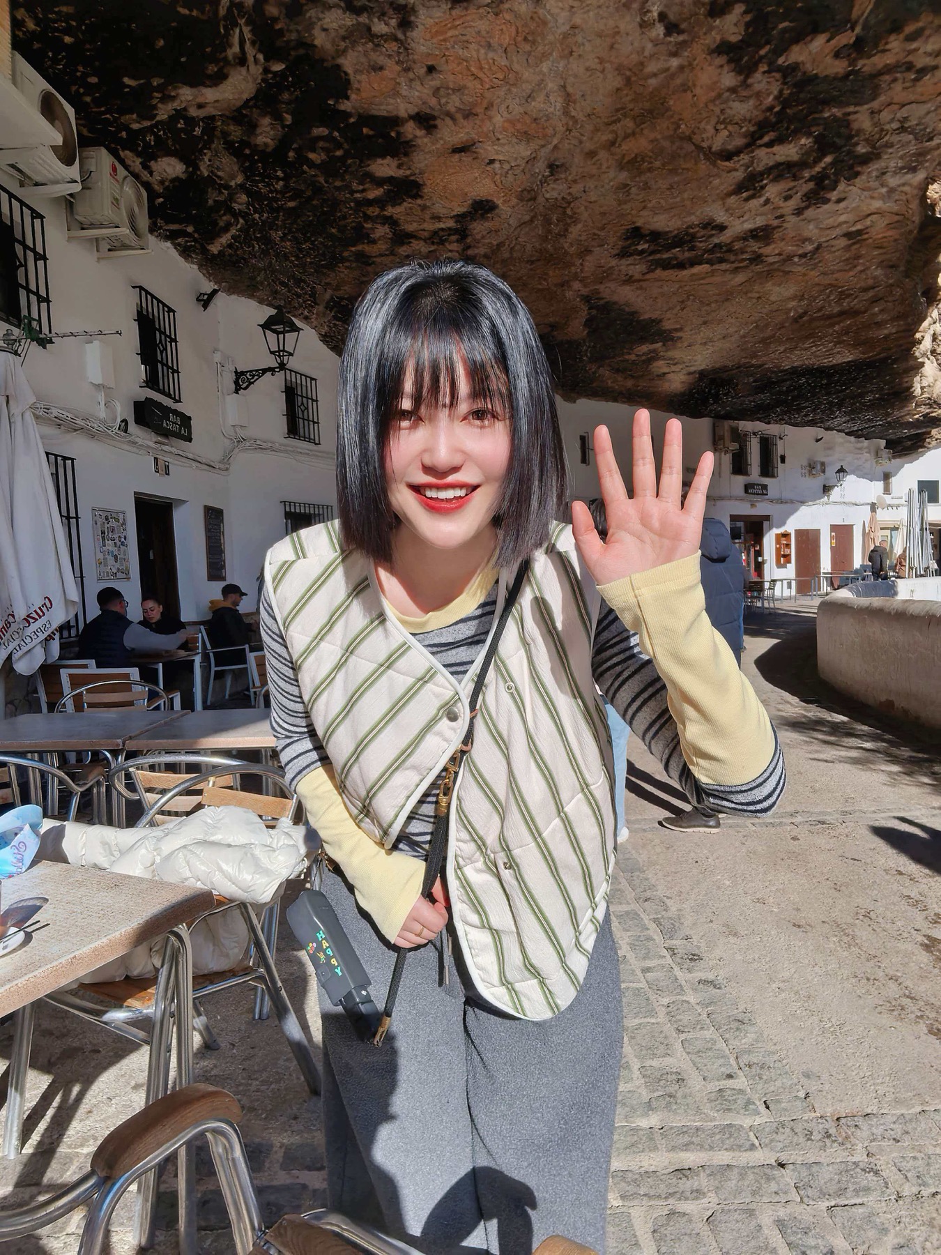 小可以在西班牙旅行时挥手微笑